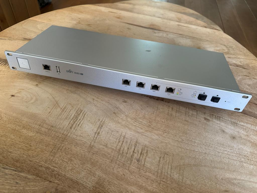 Ubiquiti - Unifi USG PRO 4 Security Gateway (USG-PRO-4), Computers en Software, Ophalen of Verzenden, Gebruikt, Router met modem