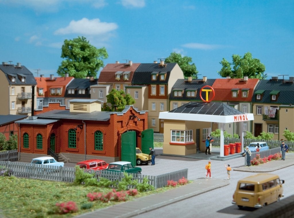 Tankstation met werkplaats VERO )+ gratis trekker + tanker, Hobby en Vrije tijd, Modeltreinen | H0, Nieuw, Brug, Tunnel of Gebouw