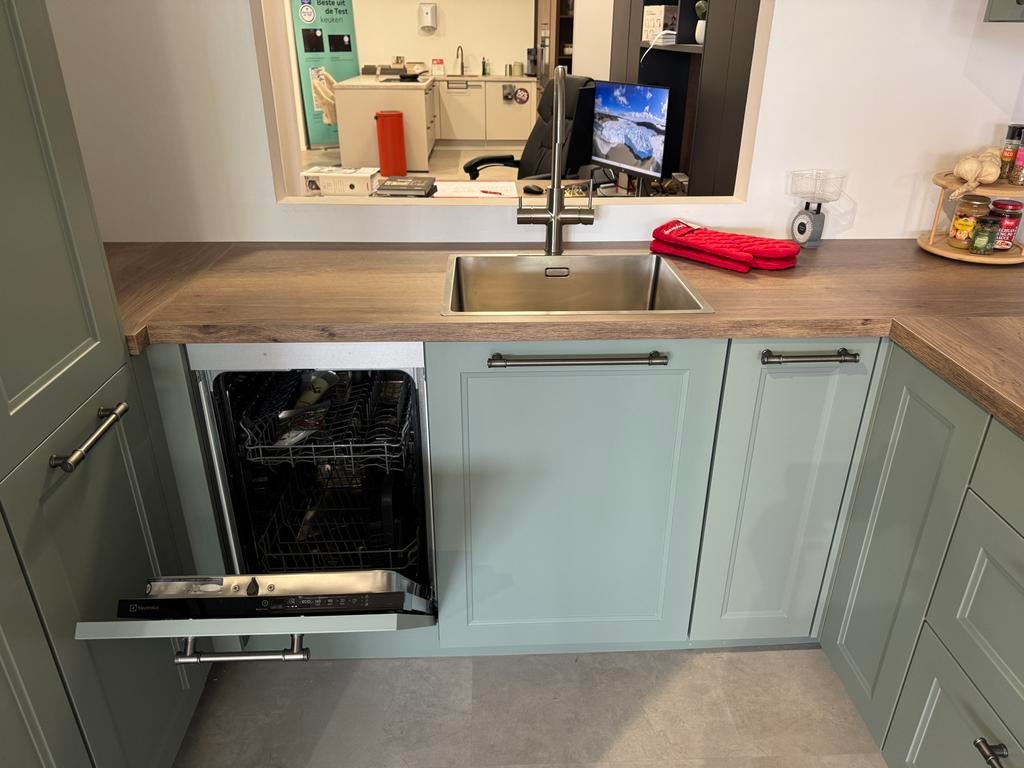 Showroomkeuken - Groen Lak, Apothekerkast, Kokend waterkraan, Hoekkeuken, Nieuw, Ophalen of Verzenden, Hoogglans of Gelakt