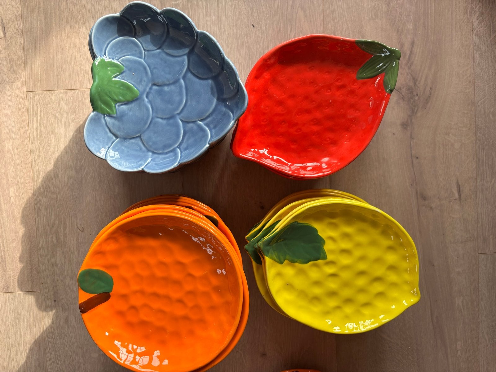 66 st. Nieuwe fruitvormige borden aardbei, citroen, druif, Ophalen, Keramiek, Nieuw, Schaal of Schalen