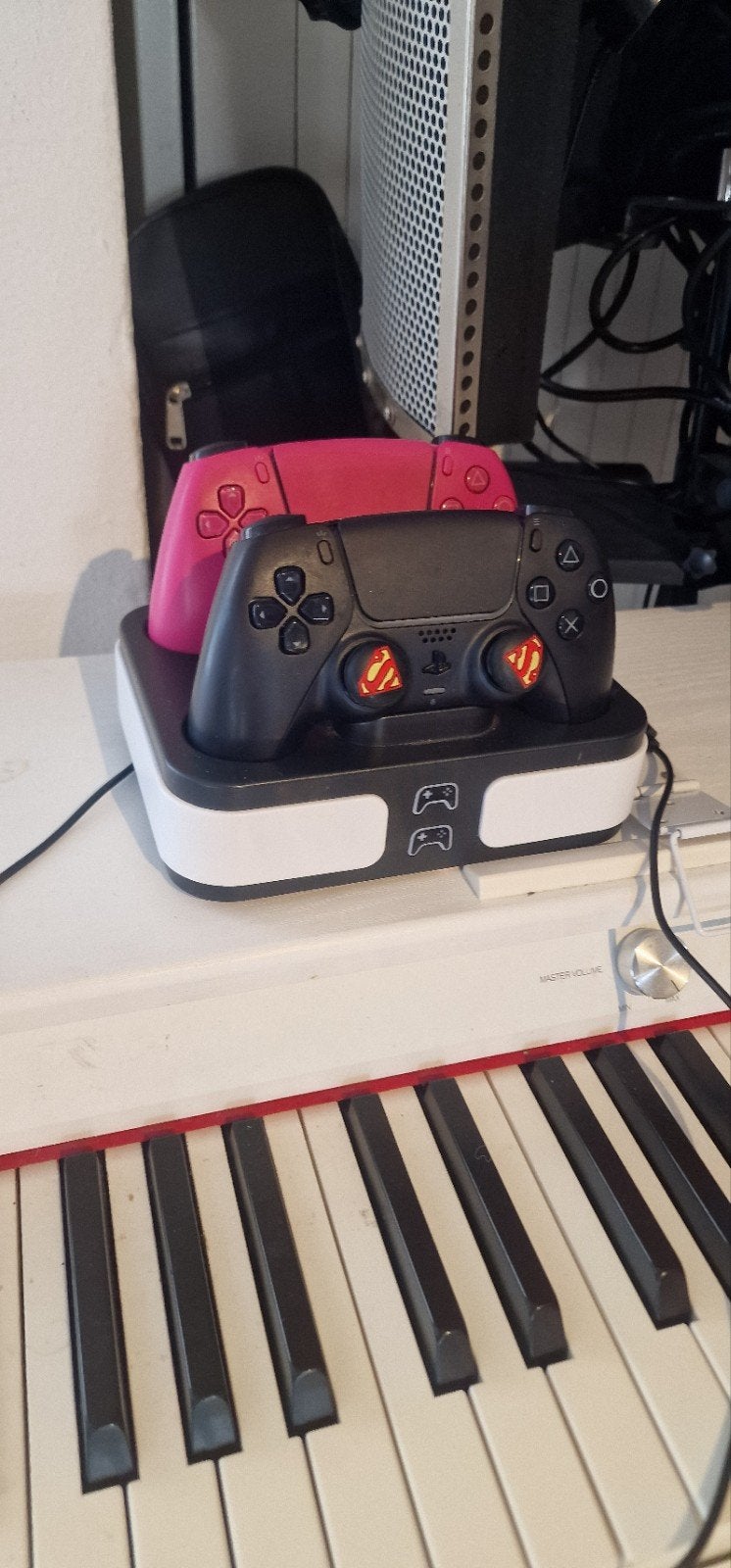 PS5 DualSense Controllers (2x) + Oplaadstation – Zwart & Nov, Spelcomputers en Games, Spelcomputers | Overige, Ophalen of Verzenden