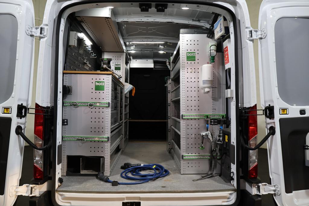 Ford E-Transit 350 L3 H2 Trend 68 kWh Bott Vario Inrichting, Auto's, Automaat, 2549 kg, Gebruikt, Wit