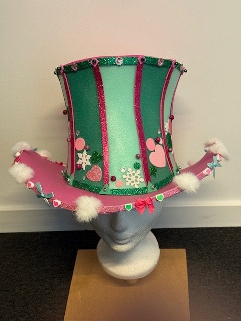Hoge hoed foam roze/groen, Kleding | Dames, Carnaval, Nieuw, Ophalen of Verzenden, Accessoires