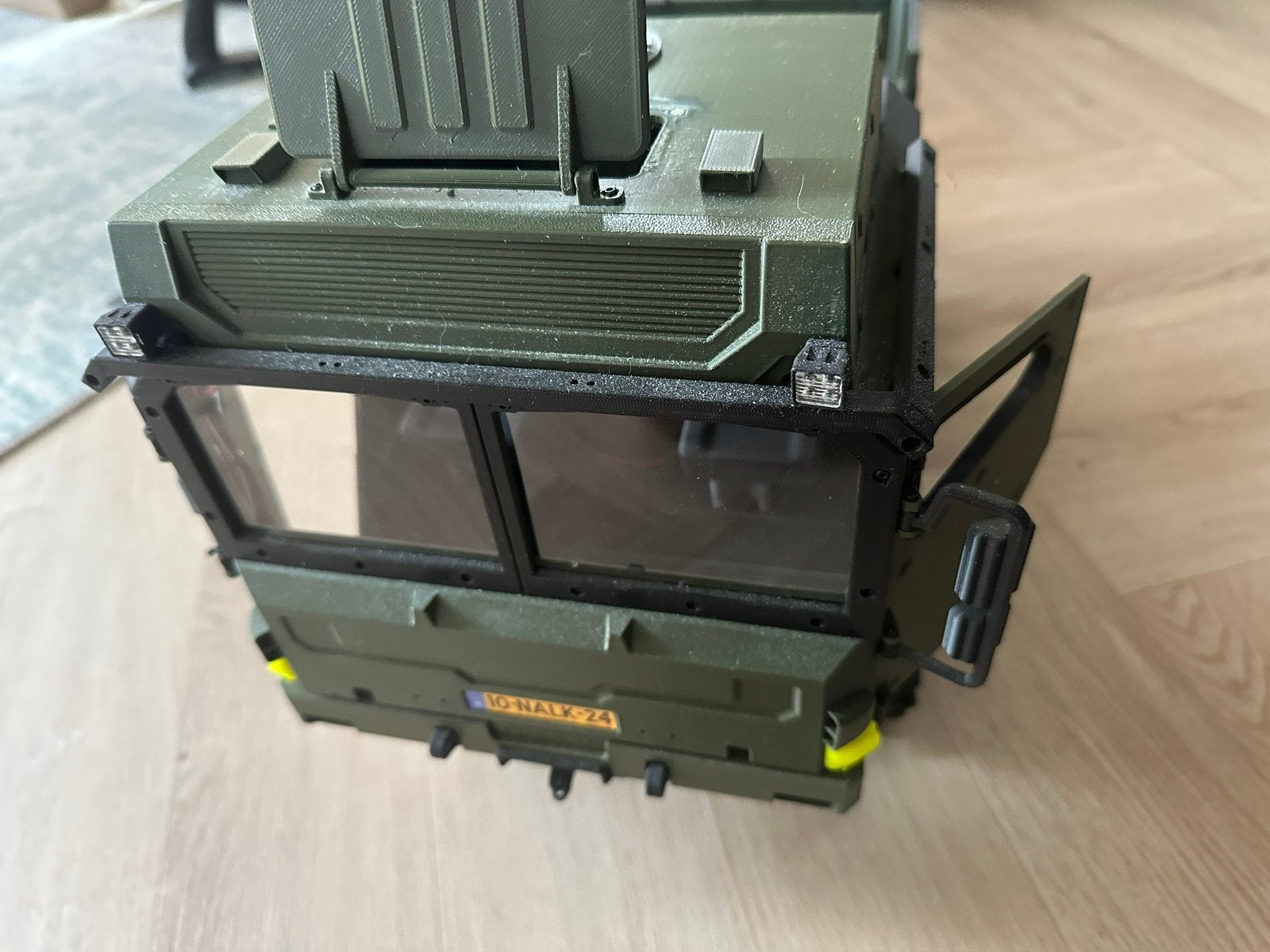 Legertruck 1:10 op Axial chassis, Ophalen of Verzenden, Zo goed als nieuw, Elektro