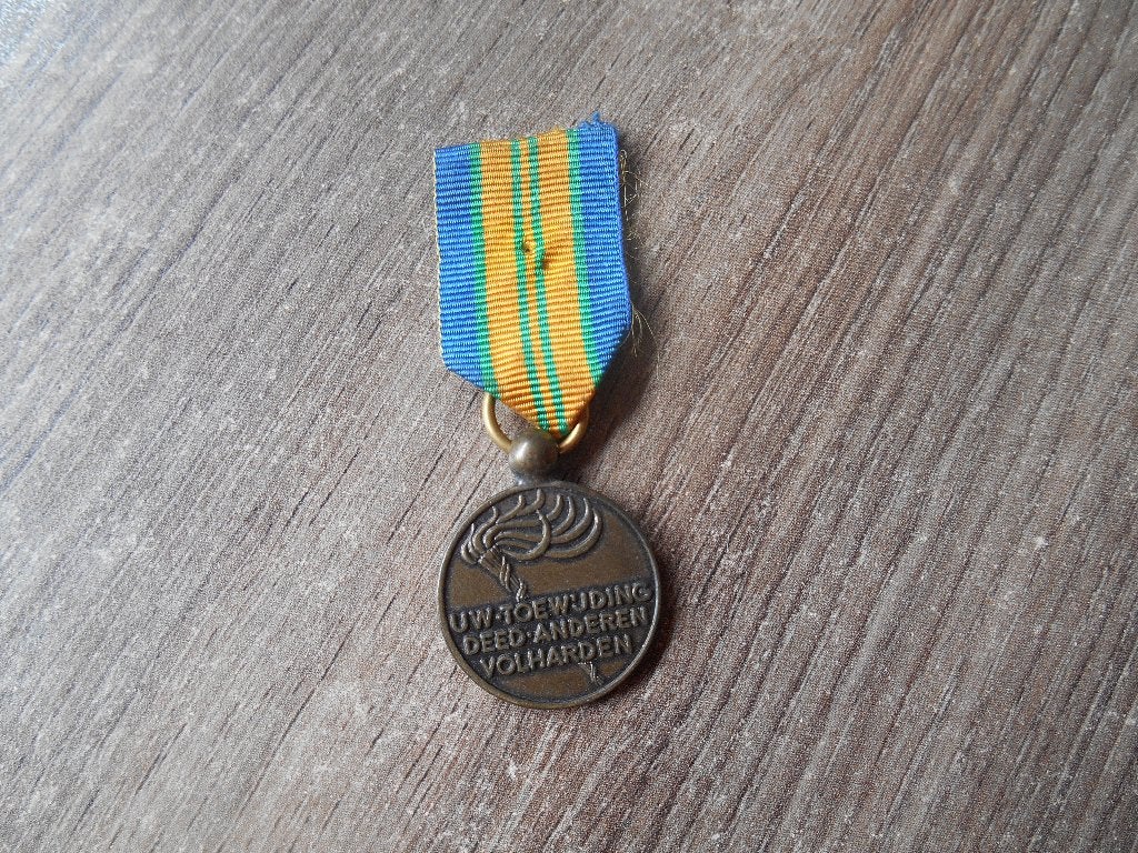 Miniatuur Verzorgers medaille Nijmeegse Vierdaagse, Ophalen of Verzenden, Landmacht, Nederland, Lintje, Medaille of Wings