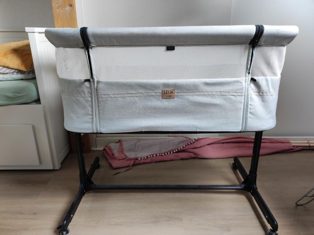 LEUK co-sleeper/wieg in beige/grijze kleur, Kinderen en Baby's, Babywiegjes en Ledikanten, Ophalen, Gebruikt, Wieg