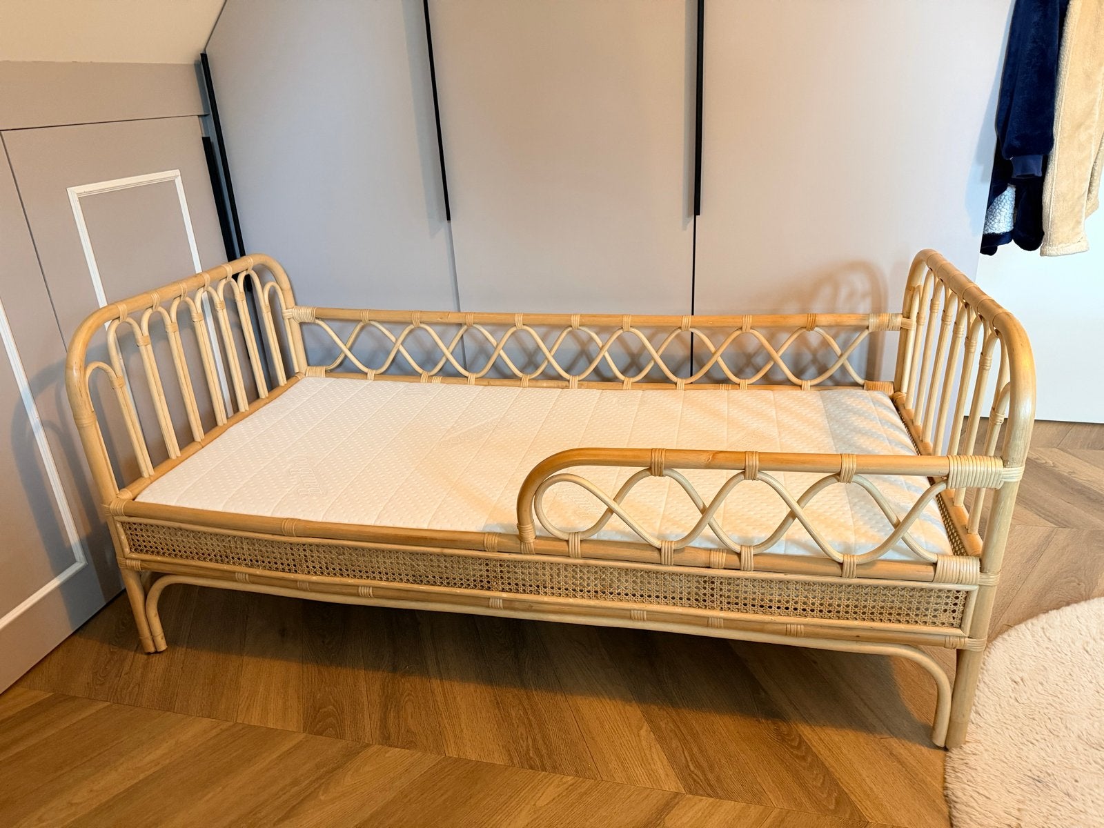Rotan kinderbed met matras - Zo goed als nieuw, Kinderen en Baby's, Kinderkamer | Bedden, Ophalen of Verzenden, Zo goed als nieuw