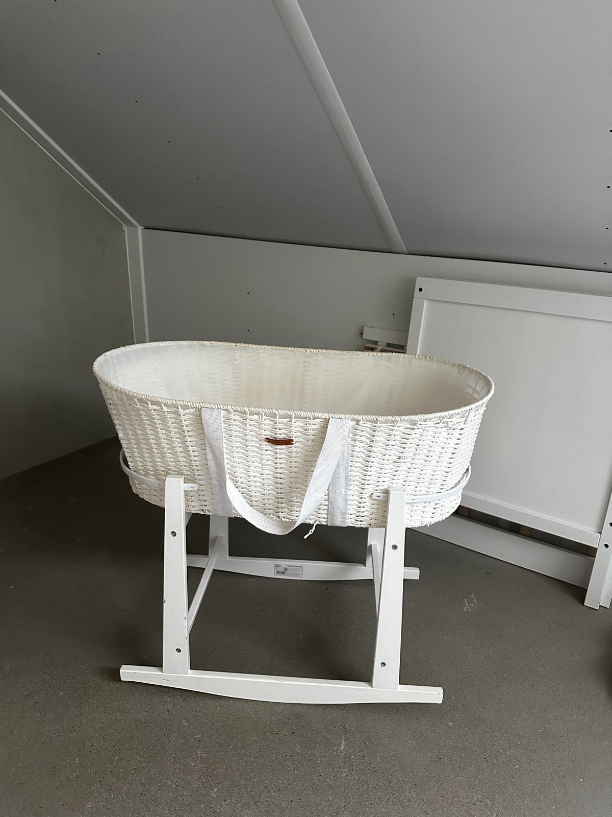 Wit rieten babywiegje met standaard en matras, Ophalen of Verzenden, Gebruikt, Wieg