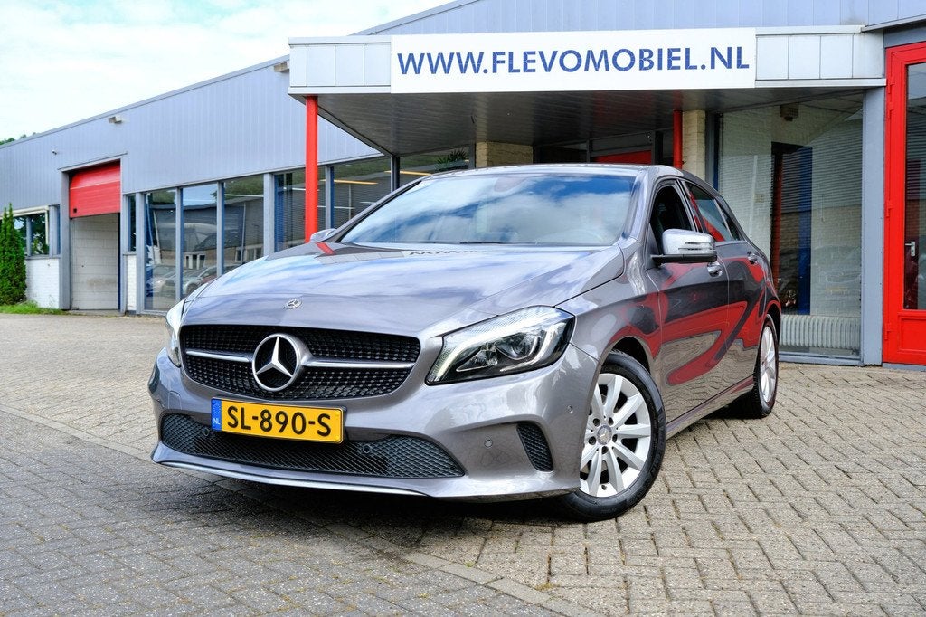Mercedes-Benz A-klasse 180 Business Solution Navi|LED|Sports, Auto's, Voorwielaandrijving, Gebruikt, Euro 6, 4 cilinders