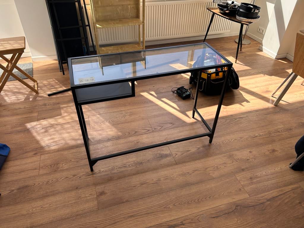 Vitsjo stalen bureau met glazen blad, Huis en Inrichting, Bureaus, Zwart, Gebruikt, Ophalen of Verzenden, Overige merken