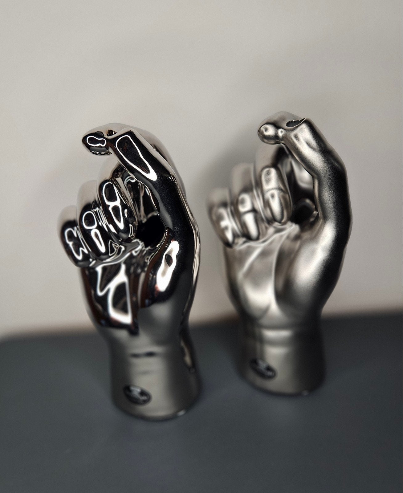 Vaas 'hand' Zilver en mat zilver. 2stuks H.20cm, Gilde Handwerk, Export@Gildehandwerk.com, Nieuw, Ophalen of Verzenden