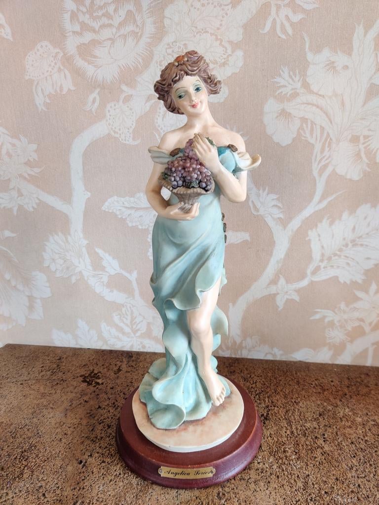 Angelica Torres beeldje - Elegante dame met druiven, Verzamelen, Ophalen