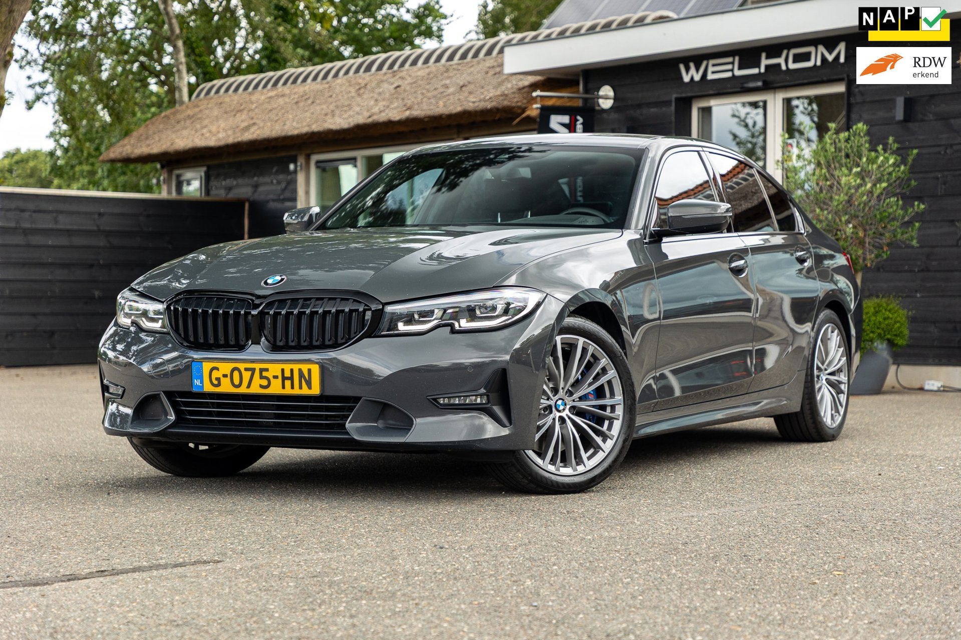 BMW 3-serie 318d 190 PK High Executive Edition Dravitgrau me, Auto's, BMW, Dealer onderhouden, Achterwielaandrijving, Diesel, Cruise Control