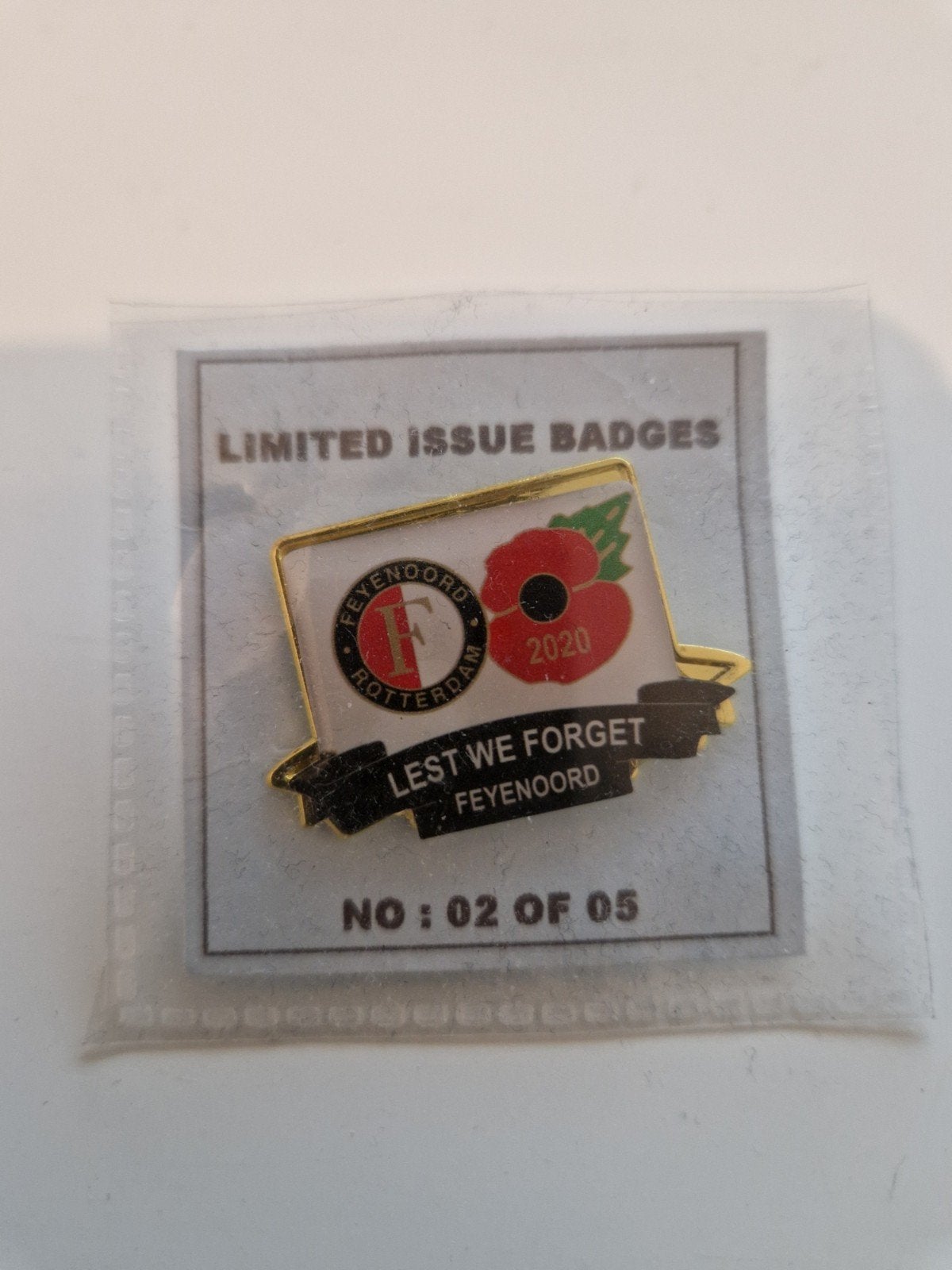 Feyenoord Pin Limited Edition 2020 - Lest We Forget, Ophalen of Verzenden, Nieuw, Sport, Speldje of Pin