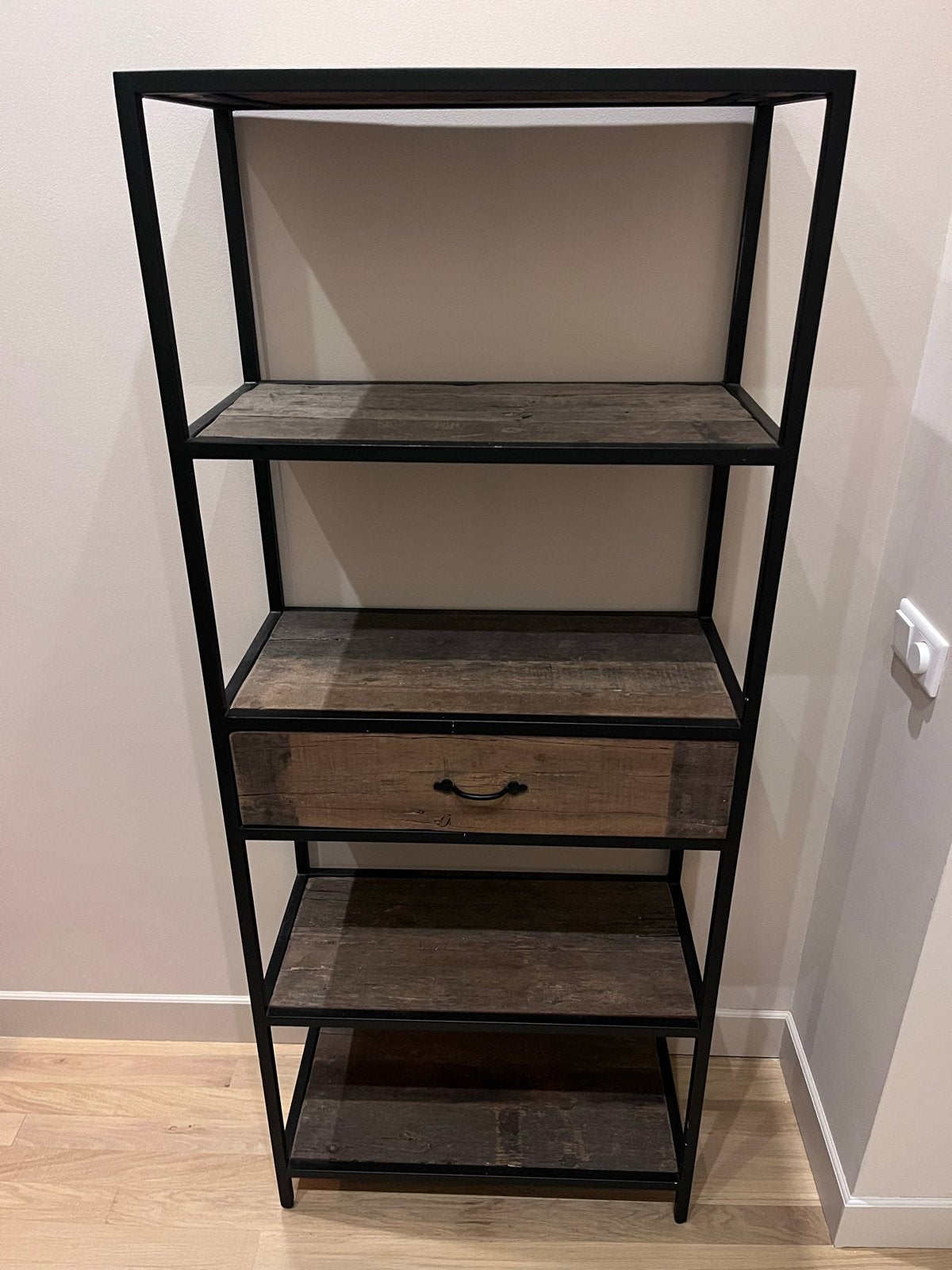 Open houten vakkenkast / boekenkast met zwart frame, Ophalen, Met plank(en), 50 tot 100 cm, Zo goed als nieuw
