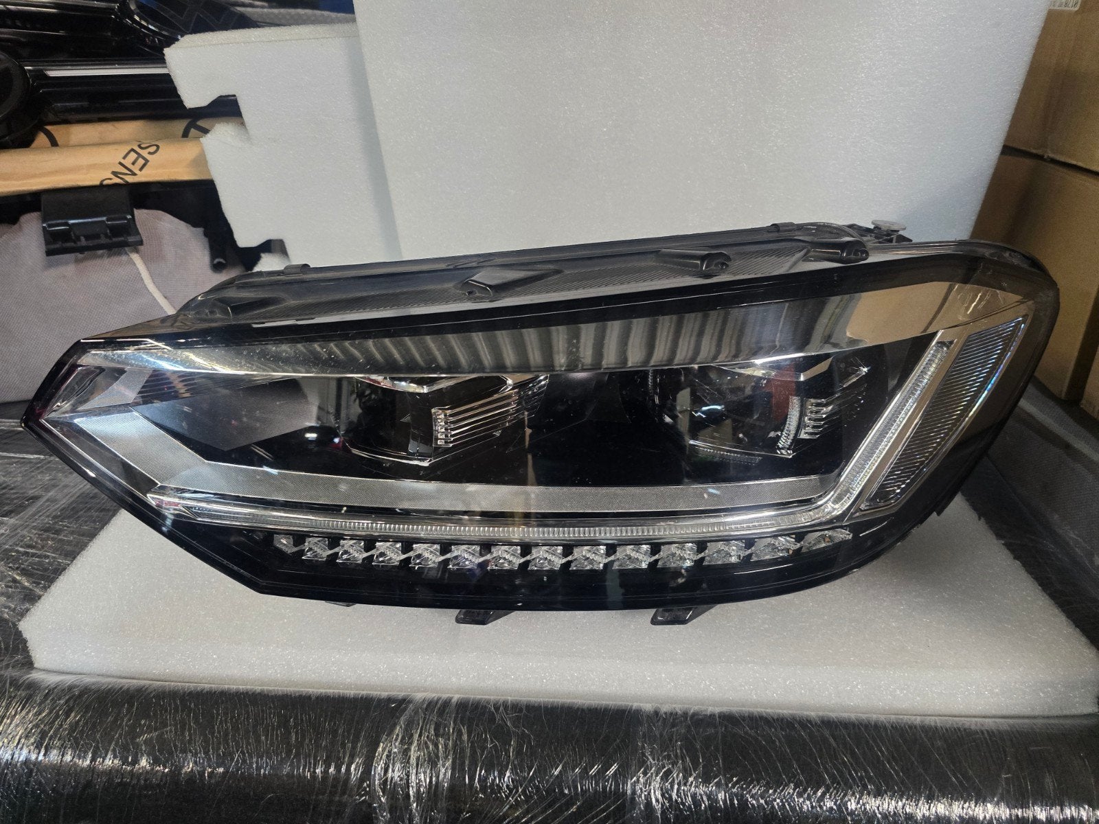 Koplamp Led links VW Touran 5TA bj 2015-hede, Gebruikt, Volkswagen, Wolfsburg, Ophalen of Verzenden
