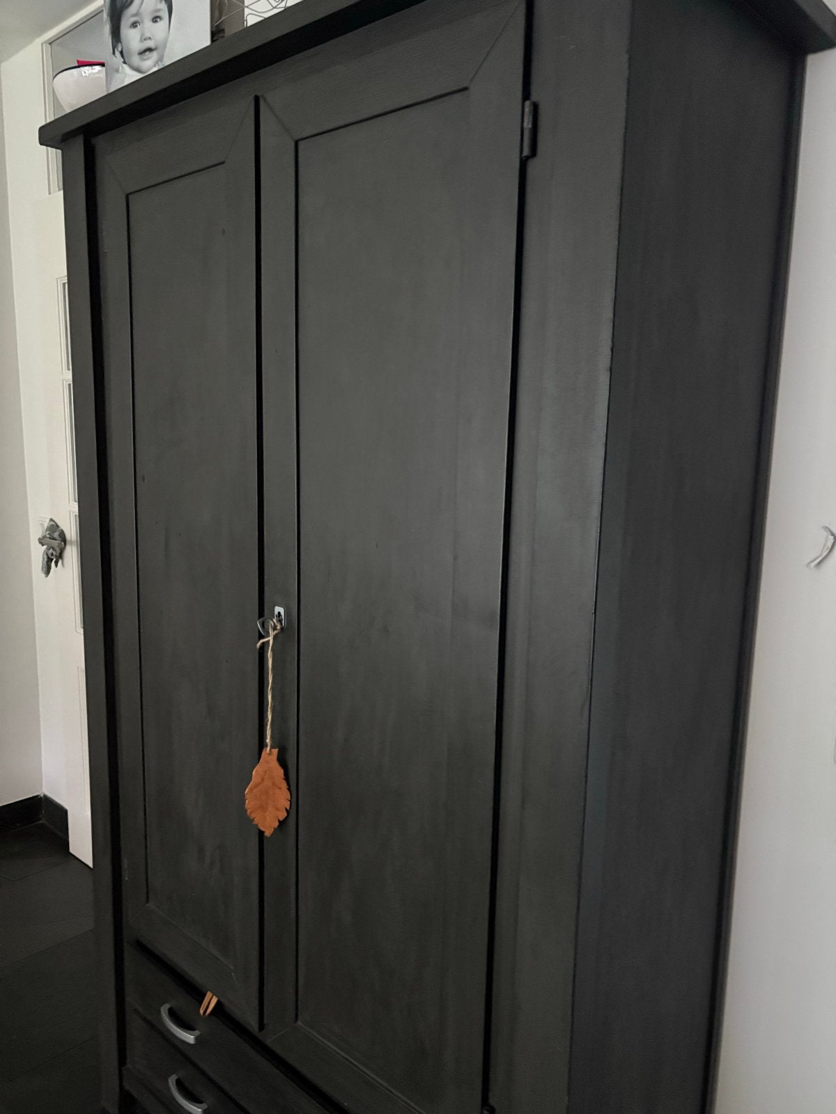 Zware kast van kersenhout, geverfd met kalkverf, Ophalen, Gebruikt, 50 tot 100 cm, Met lade(s)