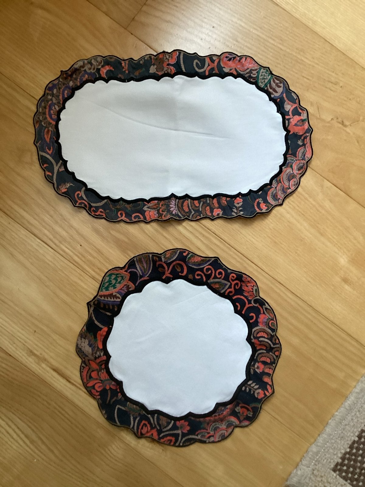Set van 2 decoratieve kleedjes, met bloemmotief, Ophalen of Verzenden, Zo goed als nieuw, 20 cm, Overige vormen