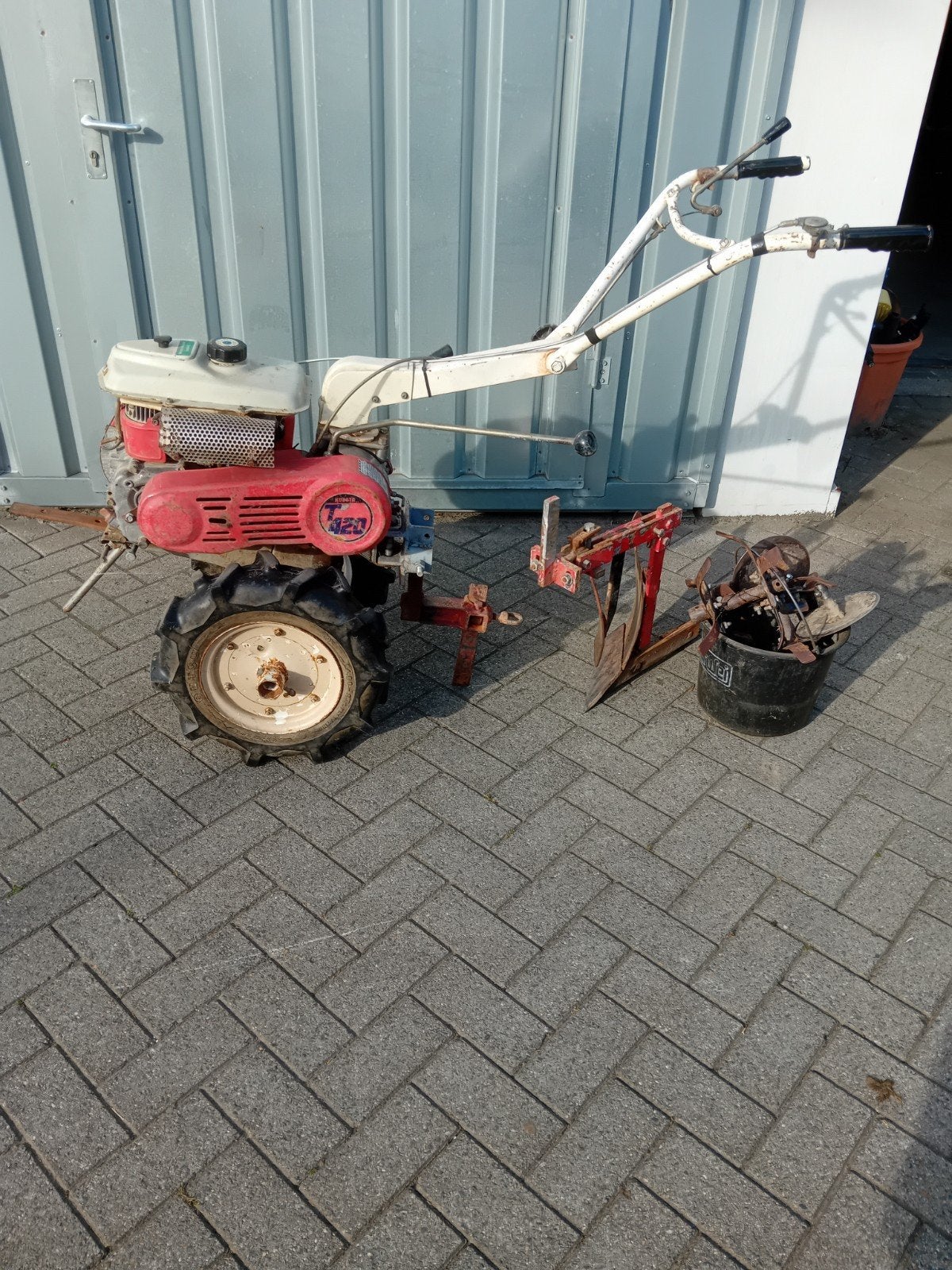Kubota T420 Tweeasser met ploeg en frees, Ophalen