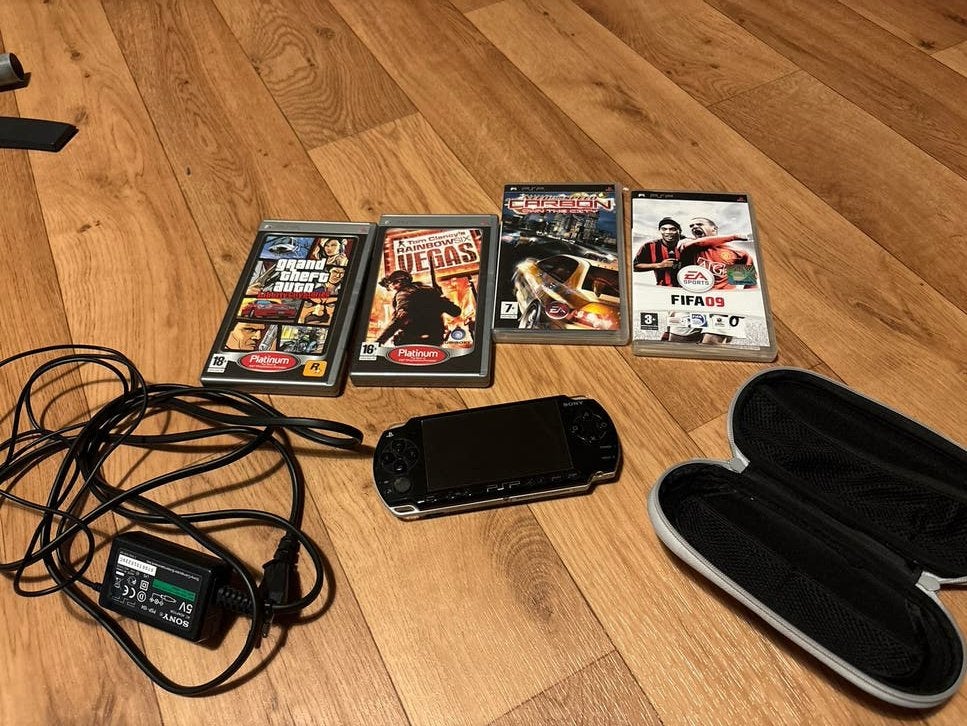 PlayStation Portable (PSP) met hoes, oplader en 4 spellen, Spelcomputers en Games, Games | Sony PlayStation Portable, Ophalen