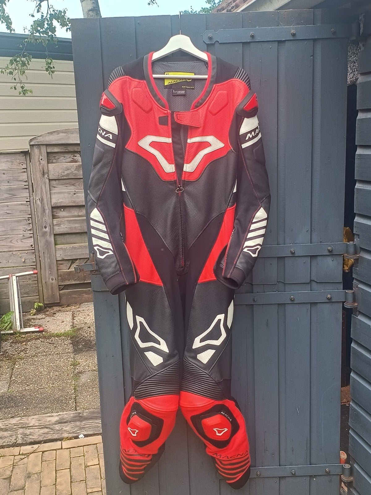 Macna motorpak leer rood/zwart - Maat EU 54 / US 44, Motoren, Kleding | Motorkleding, Ophalen, Heren, Combipak, Tweedehands