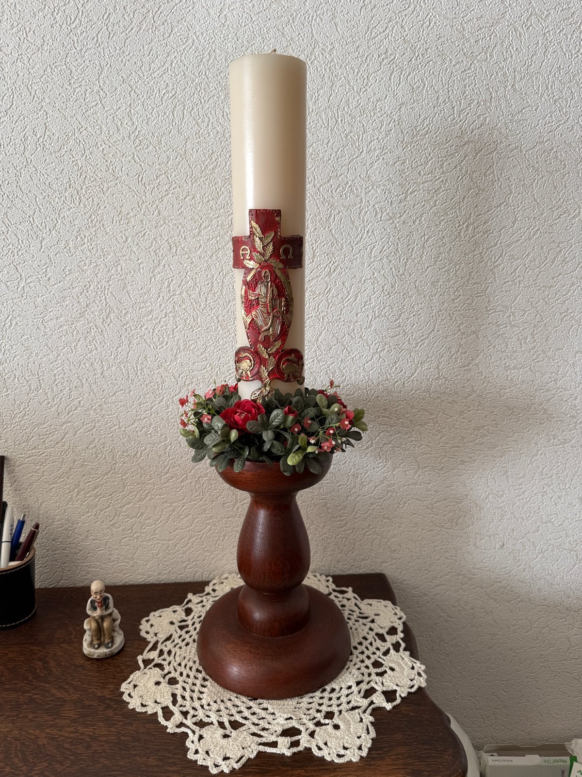 Grote Paaskaars met houten kandelaar en bloemdecoratie, Bruin, Ophalen of Verzenden, Zo goed als nieuw, Kandelaar