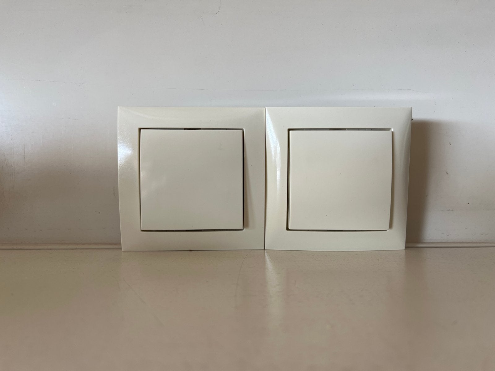 2 Nieuwe Berker cremewitte wandcontactdozen, Ophalen of Verzenden, Nieuw, Berker, Stopcontact