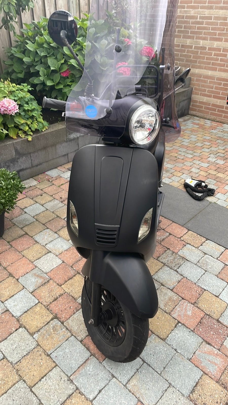 Zwarte GTS Toscana scooter met windscherm, Fietsen en Brommers, Gebruikt, Benzine, Ophalen, Overige merken
