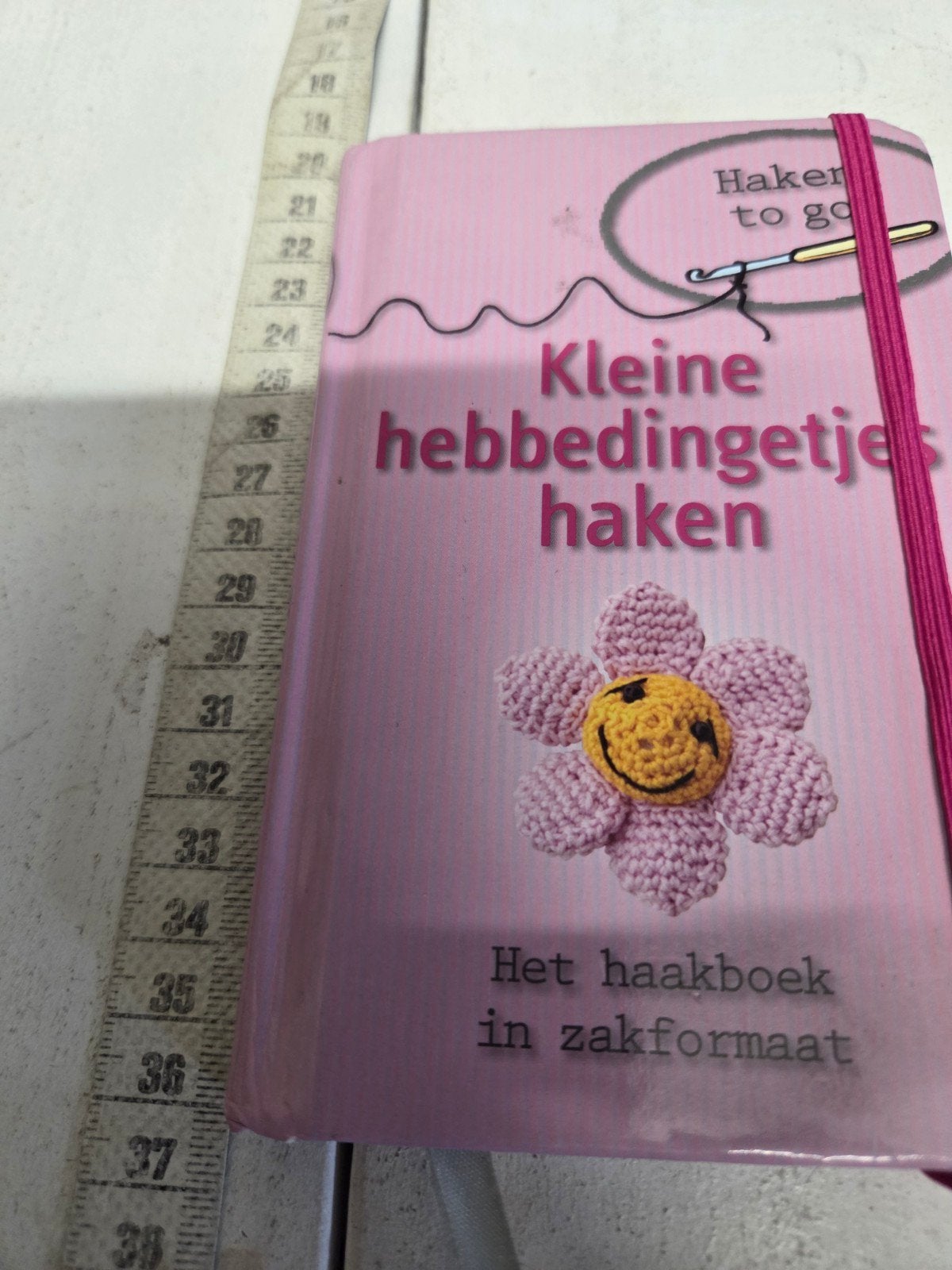 Zolderopruiming klein handzaam haakboekje, Ophalen of Verzenden, Haken, Patroon of Boek