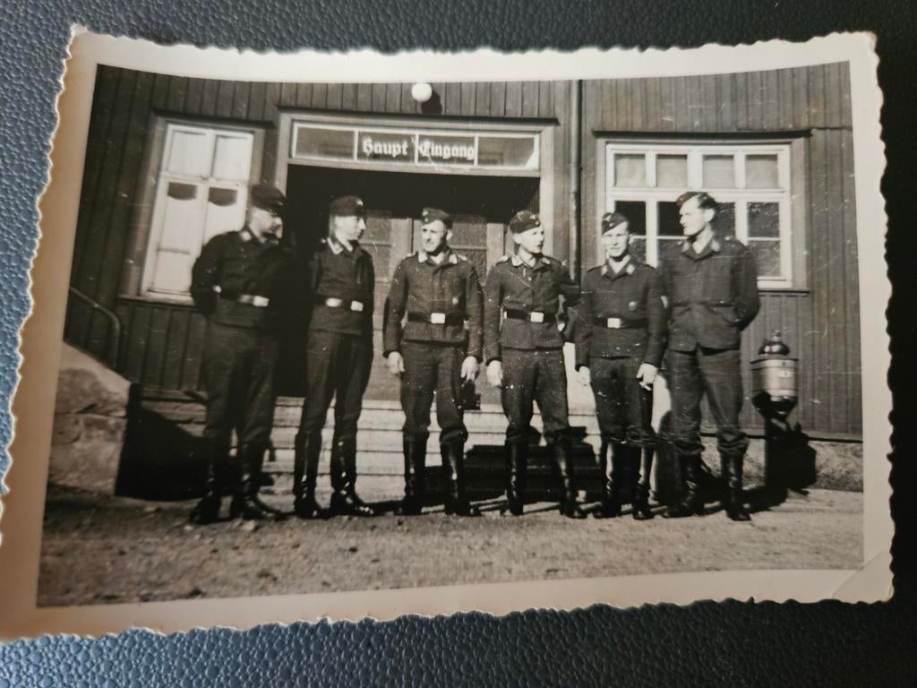 1xwo2fotos duitseLW piloten schild bovendeur hoofd ingang, Ophalen of Verzenden, Nederland, Foto of Poster