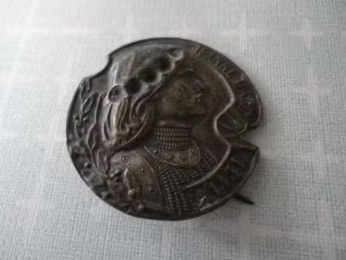 Art Deco religieuze Franse broche/speld, Jeanne d'Arc, Sieraden, Tassen en Uiterlijk, Broches, Overige materialen, Bruin, Verzenden