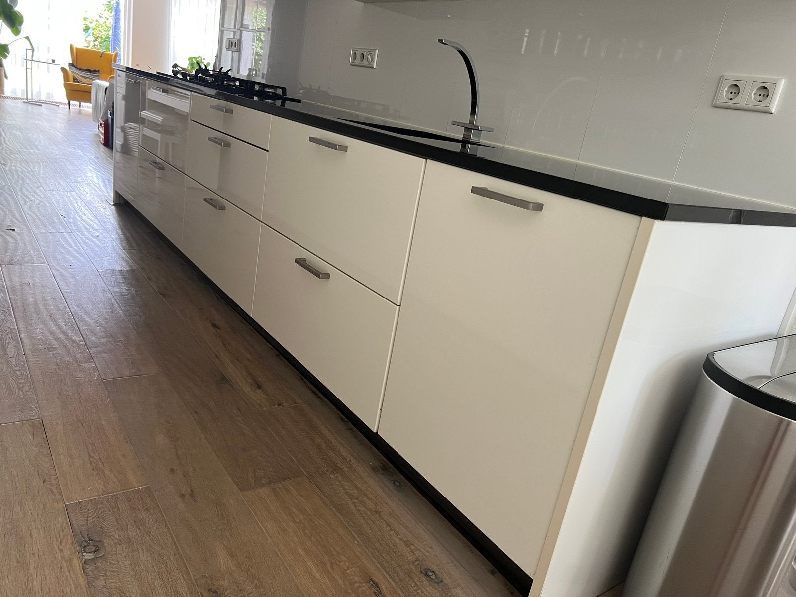 Moderne witte keuken met Bosch oven en Siemens vaatwasser, Ophalen, Gebruikt, Overige materialen, Wit