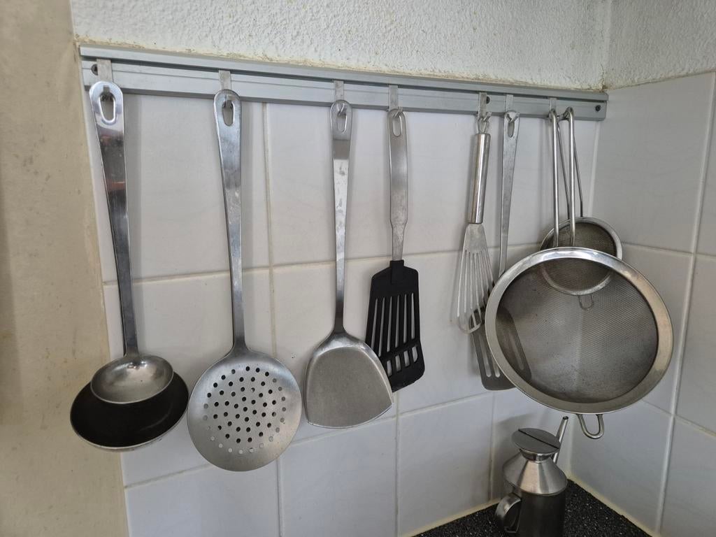 Rekje met keukengerei, Ophalen