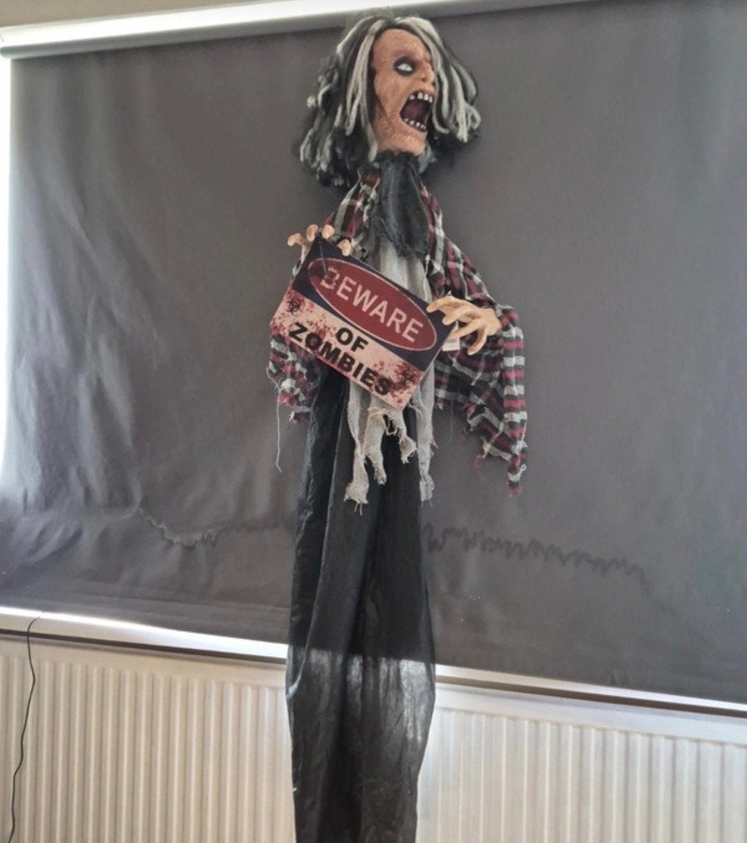 Hangende zombie pop, Hobby en Vrije tijd, Feestartikelen, Ophalen of Verzenden, Zo goed als nieuw, Versiering, Halloween of Griezel