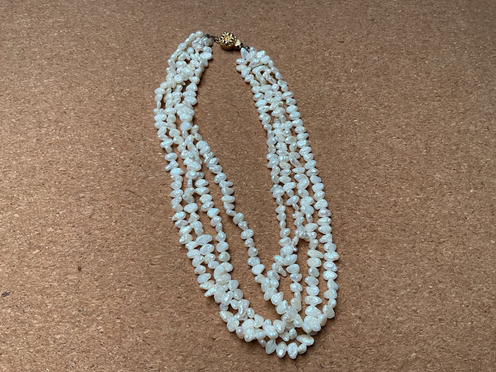 Meerstrengs ketting met onregelmatige witte zoetwaterparels, Ophalen of Verzenden, Gebruikt, Wit, Overige materialen