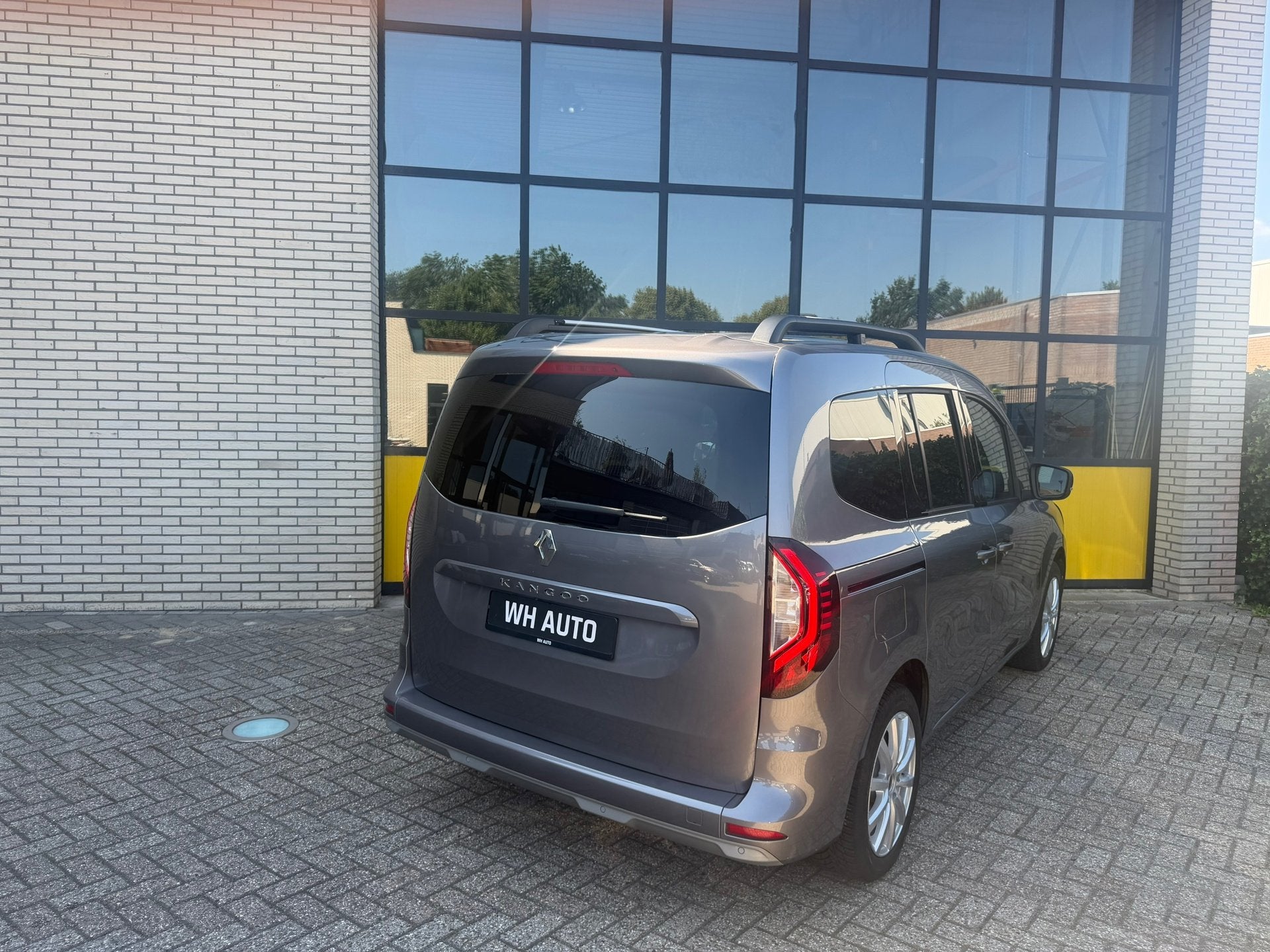 Renault Kangoo 130PK Full option Automaat, PDC & Camera, Ful, Dealer onderhouden, Gebruikt, Zwart, Origineel Nederlands