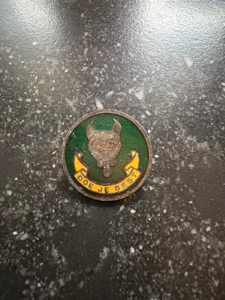 Oude Scouting / Padvinderij Pin - Doe Je Best, Verzamelen, Ophalen of Verzenden, Gebruikt, Embleem, Speld of Insigne