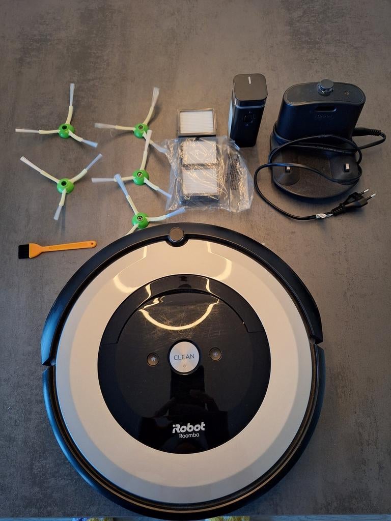 iRobot Roomba e5 Robotstofzuiger met accessoires, Witgoed en Apparatuur, Stofzuigers, Ophalen, Gebruikt, Reservoir, Robotstofzuiger