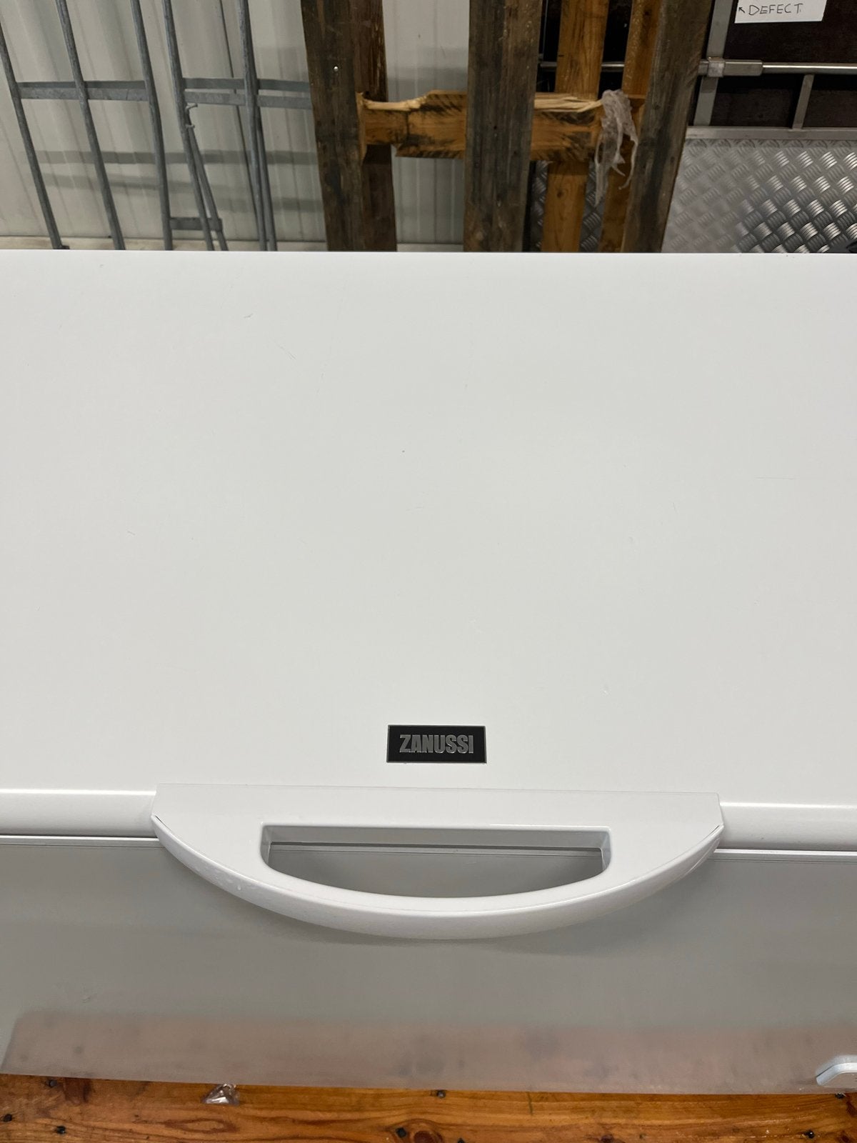 Foto 3 van Zanussi Vrieskist ZFC4100WA - 404L - Kleine deuk