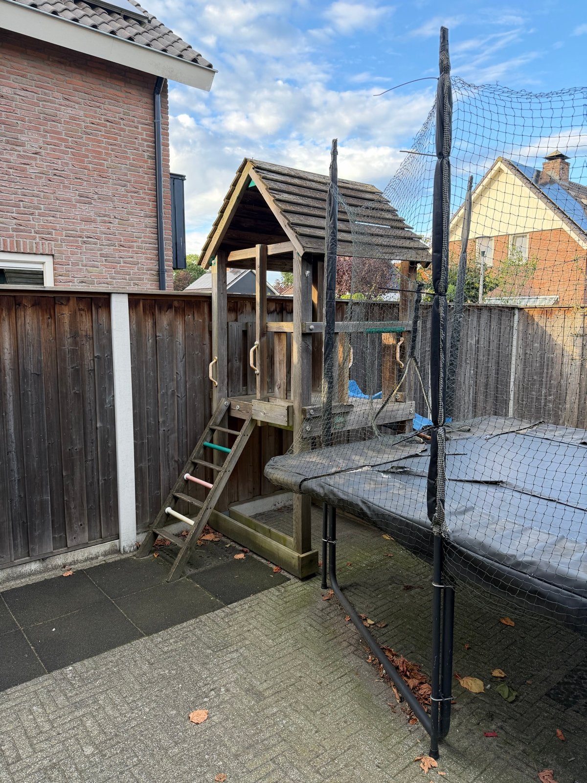 Trampoline 350x250 cm + houten speelhuisje met glijbaan, Kinderen en Baby's, Speelgoed | Buiten | Speeltoestellen, Ophalen, Gebruikt