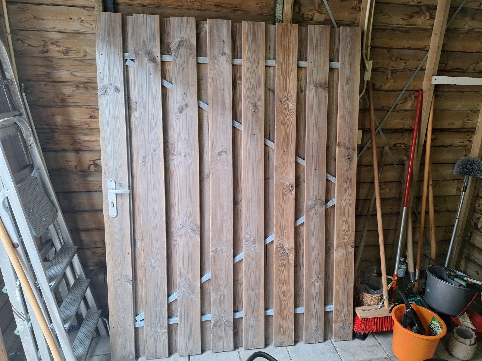 Schuttingdeur met slot en sleutel (196x150 cm), Tuin en Terras, Schuttingen, Ophalen, Gebruikt, Hout, 1 tot 2 meter