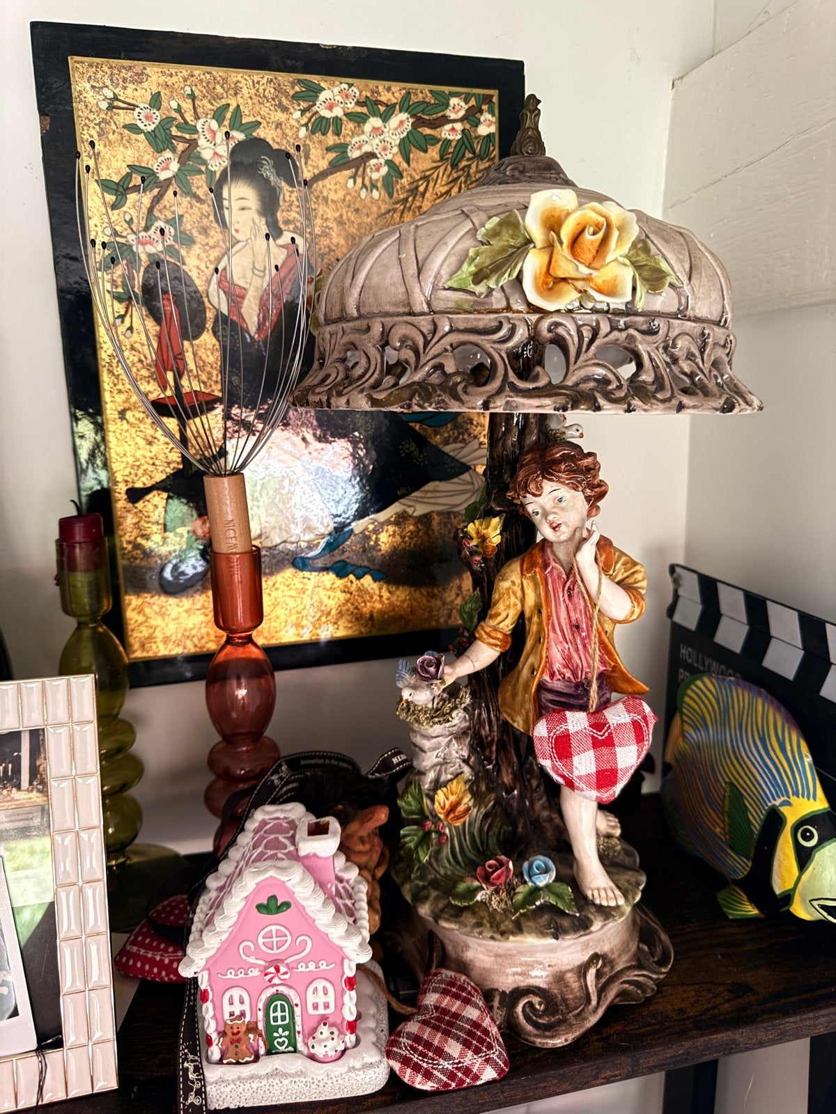 Decoratieve lamp met beeldje en bloemen, Antiek en Kunst, Ophalen of Verzenden