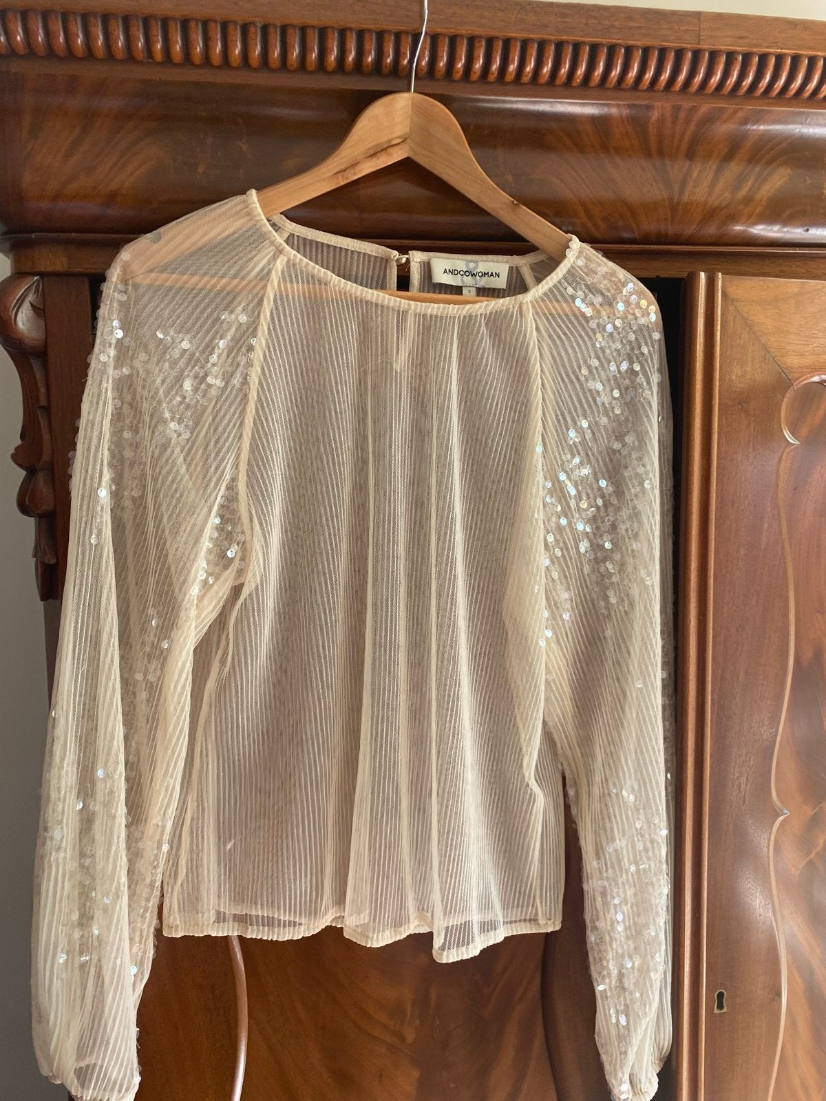 Andcowoman blouse met pailletten - Maat S. Nieuw !!!, Kleding | Dames, Tops, Beige, Ophalen of Verzenden, Zo goed als nieuw, Lange mouw