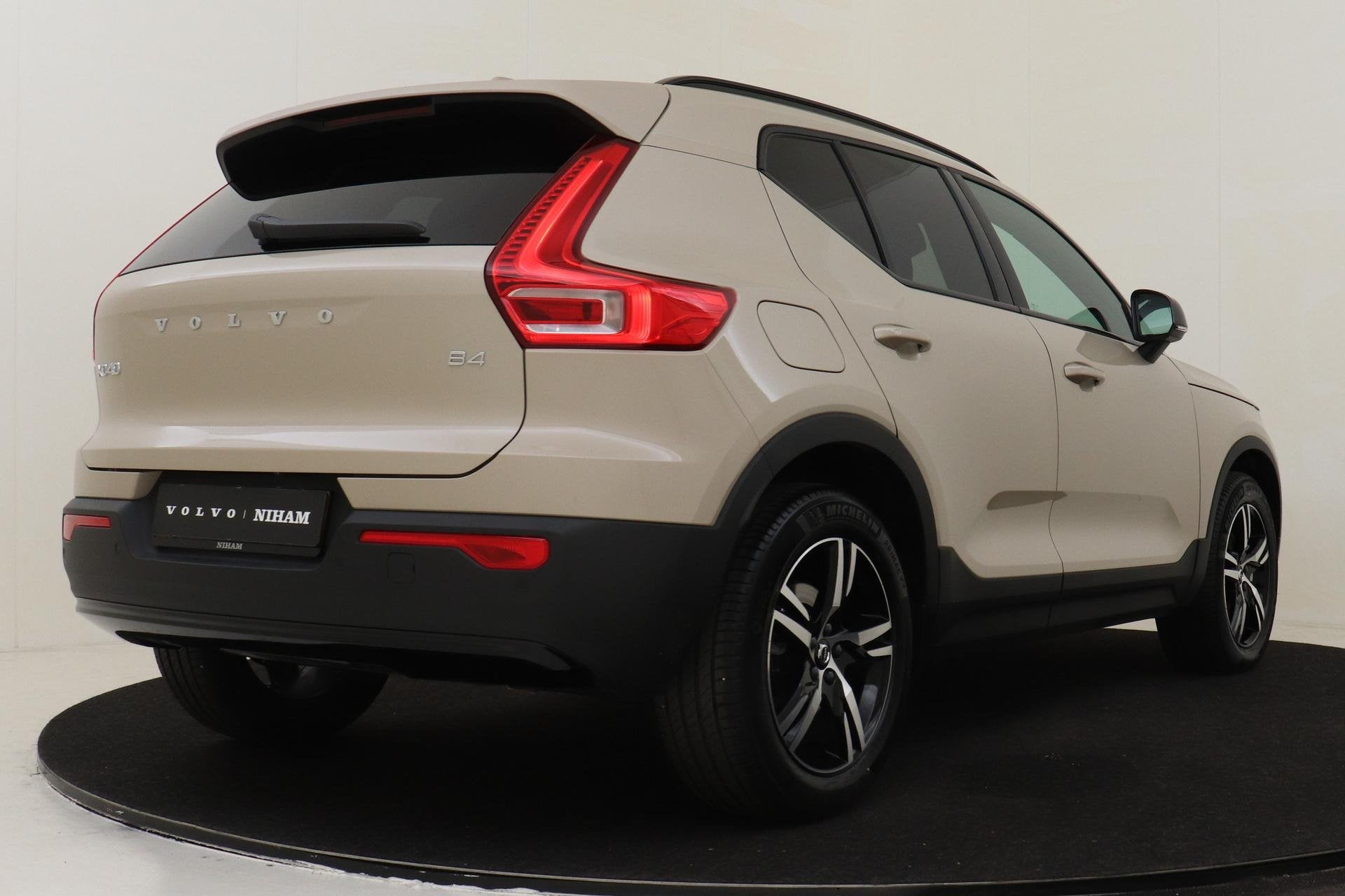 Volvo XC40 B4 (M-HYBRID) PLUS DARK -HARMAN/KARDON|CAMERA|ADA, Auto's, 12 maanden, Gebruikt, Euro 6, 4 cilinders