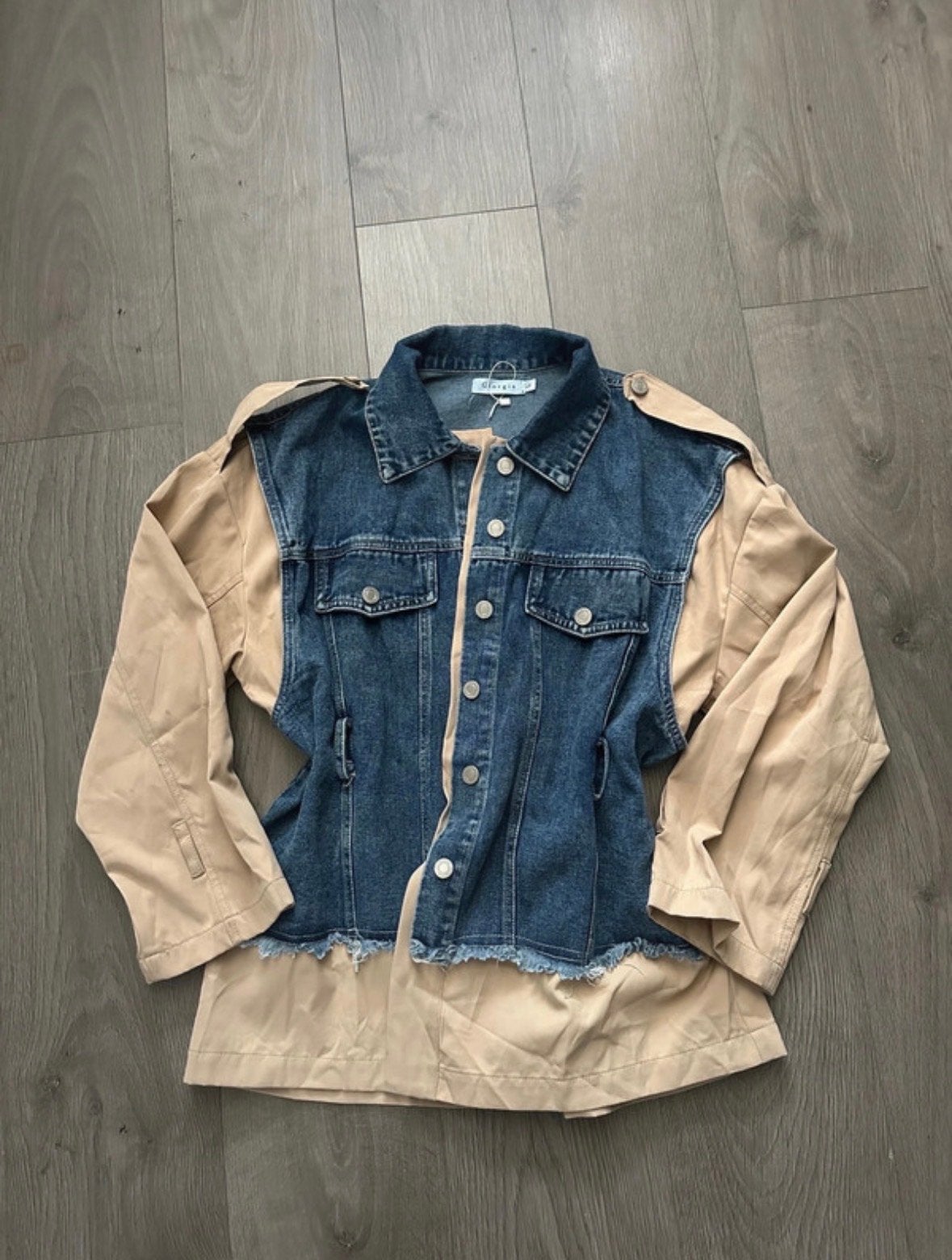 Giorgia spijkerjasje met beige mouwen - valt als M, Kleding | Dames, Jassen | Zomer, Ophalen of Verzenden, Zo goed als nieuw, Maat 38/40 (M)