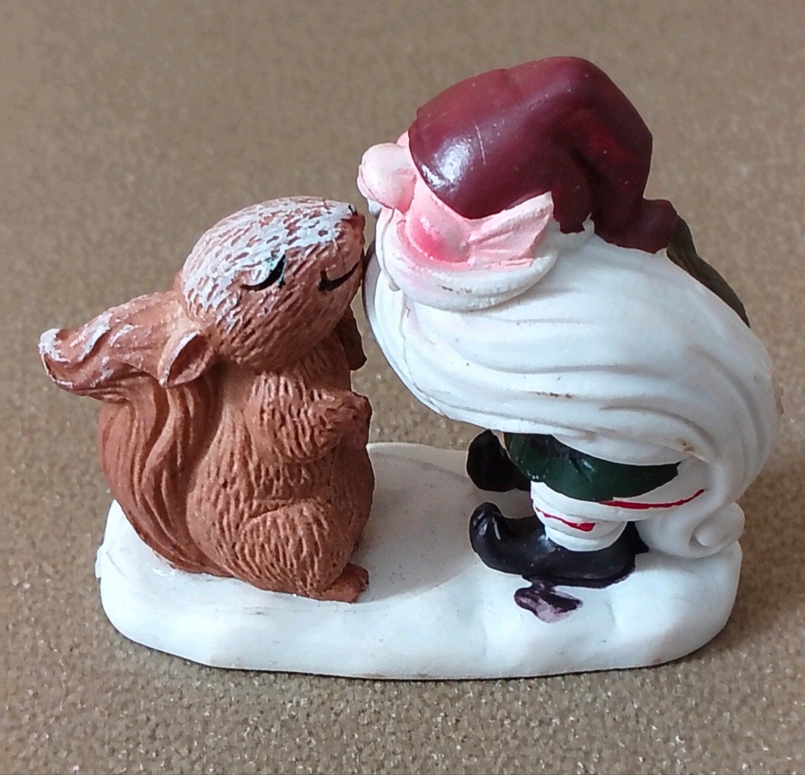 Eekhoorn geeft kabouter een kus-Herfst-Kerst, Verzenden, Zo goed als nieuw, Fantasy