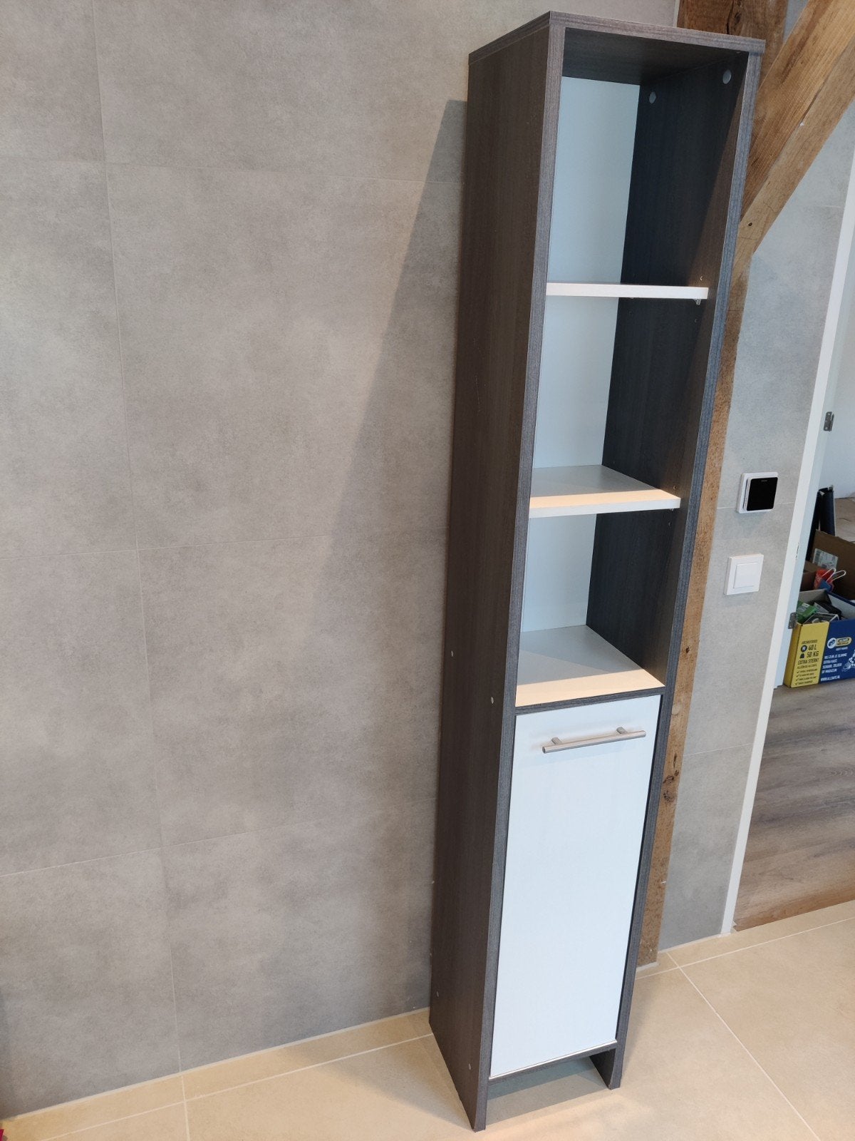 Hoge smalle kast met open vakken en deurtje voor op badkamer, Ophalen, Gebruikt