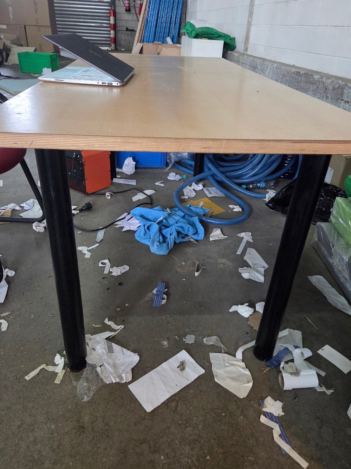 Ruime tafel met metalen poten inpaktafel, Overige houtsoorten, Gebruikt, 200 cm of meer, Rechthoekig