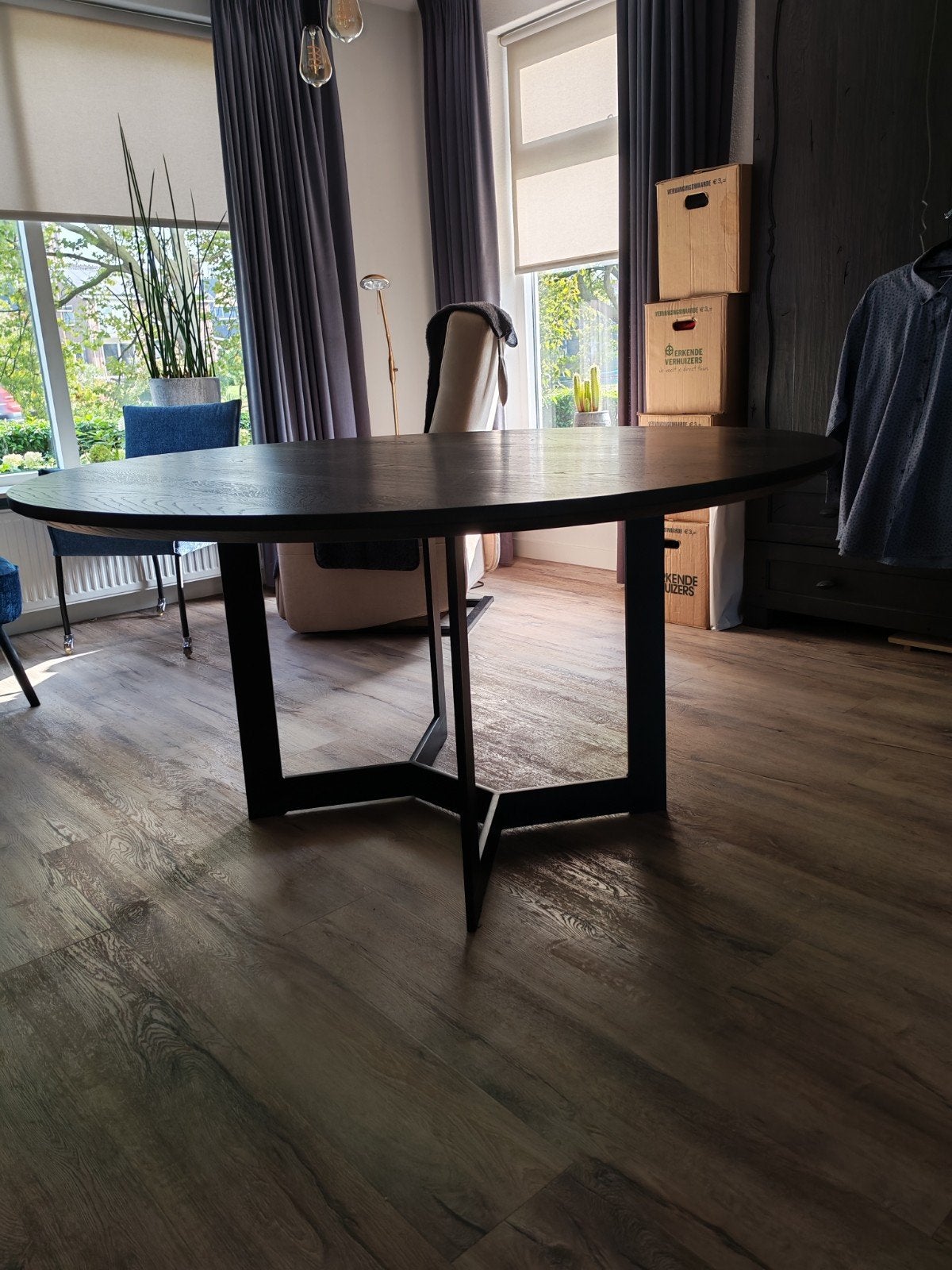 Ronde zwarte eettafel met metalen onderstel en eiken blad, Ophalen, Gebruikt, 150 tot 200 cm, Rond