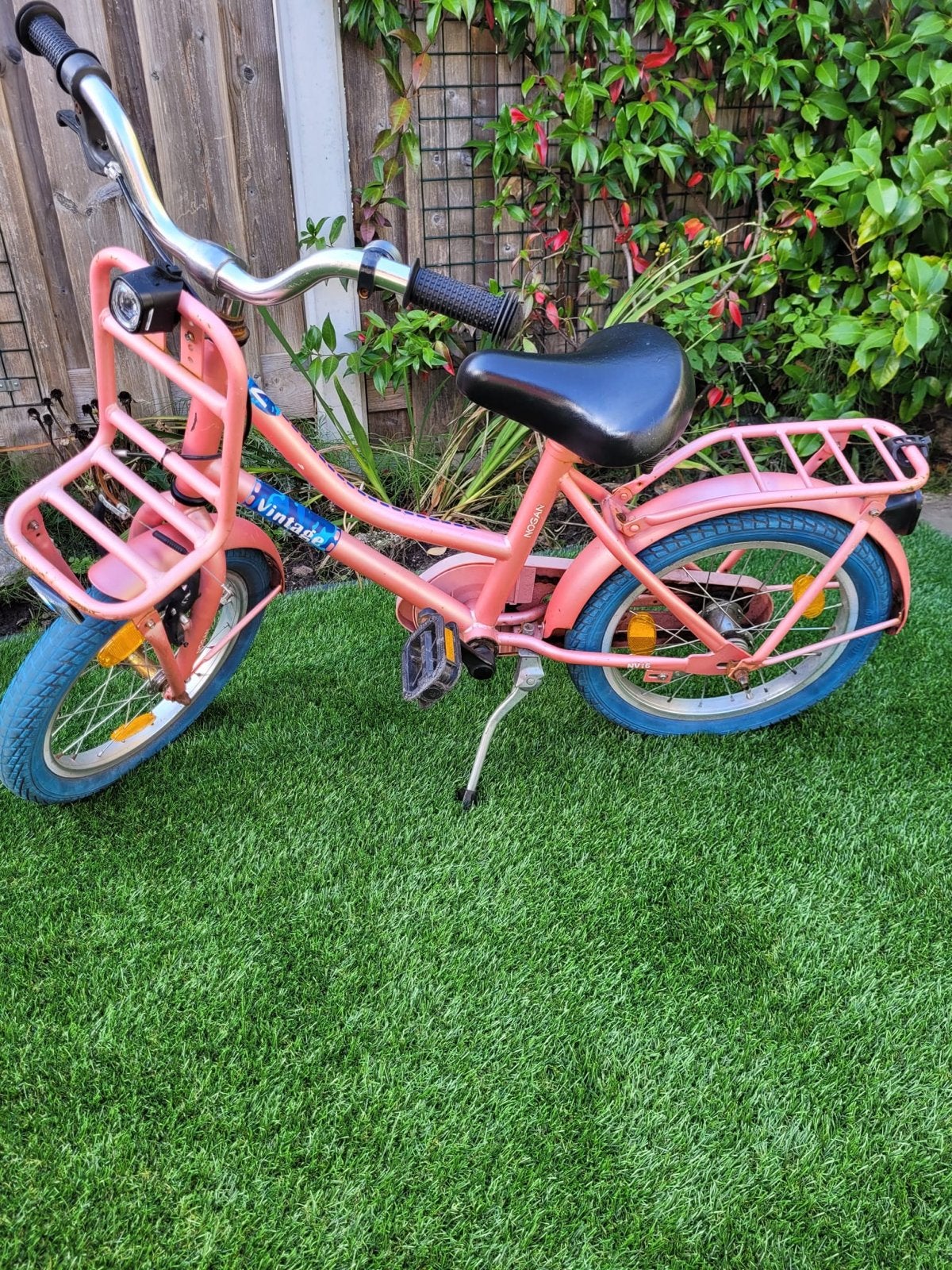 Roze meisjesfiets met blauwe banden en voordrager, Ophalen, Gebruikt, Terugtraprem, 16 tot 20 inch